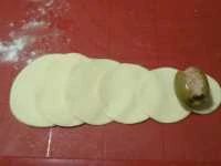rose di pasta sfoglia con olive e tonno immagine 2