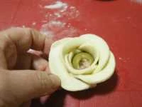 rose di pasta sfoglia con olive e tonno immagine 5>