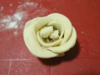 rose di pasta sfoglia con olive e tonno immagine 6