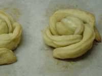 rose di pasta sfoglia con olive e tonno immagine 7