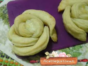 rose di pasta sfoglia con olive e tonno