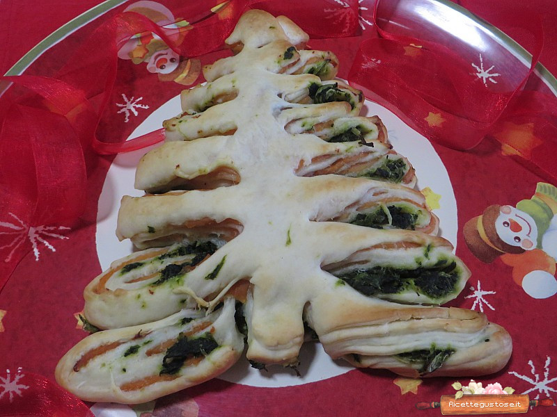 Albero di Natale con pasta brisee broccoletti e salmone