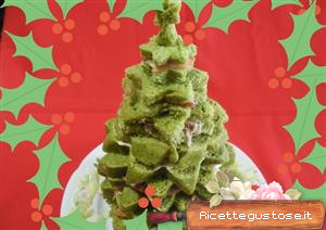 Albero di Natale con panettone gastronomico agli spinaci