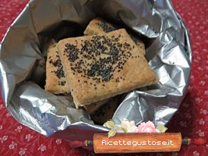 Biscotti salati ai semi di papavero con esubero pasta madre