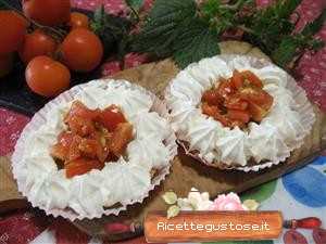 Mini cheesecake salati pomodorini e pesto di ortica