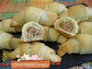 cornetti di pasta brisee salsiccia e dolive ciliegino ricetta