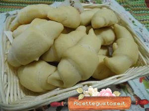 croissant salati appetitosi