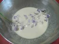 fiori di glicine fritti in pastella croccante immagine 3