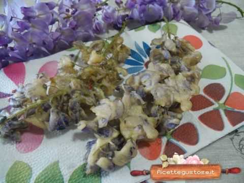 Fiori di glicine fritti in pastella croccante