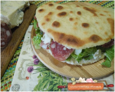 focaccine veloci in padella con salame corallina gorgonzola di capra