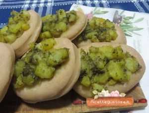 pizzette rape rosse patate e pesto ricetta