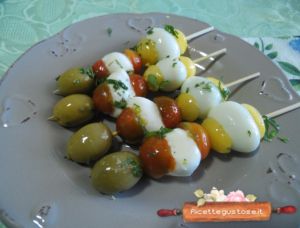 Spiedini pomodorini mozzarella e uova di quaglia ricetta