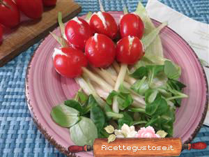 Tulipani con pomodorini farciti con ricotta e tonno