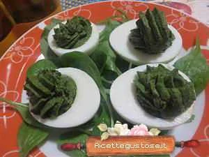 ricetta uova ripiene agli spinaci