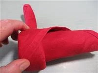 piegare tovagliolo a forma di rosa immagine 7
