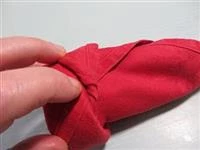 piegare tovagliolo a forma di rosa immagine 8