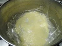 Panna montata a neve ferma in ciotola