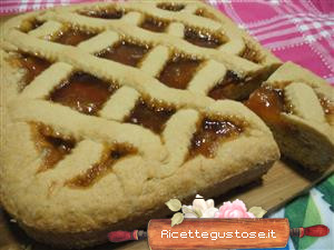 Crostata al caffe con marmellata e biscotti