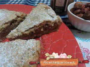 crostata coperta nocciole e mele