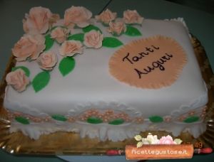 Torta millefoglie con rose in gum paste