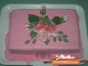 Torta millefoglie decorata con fiori in pasta di gomma