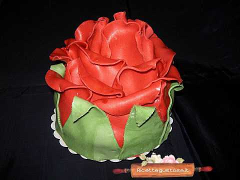 pandoro decorato forma di rosa