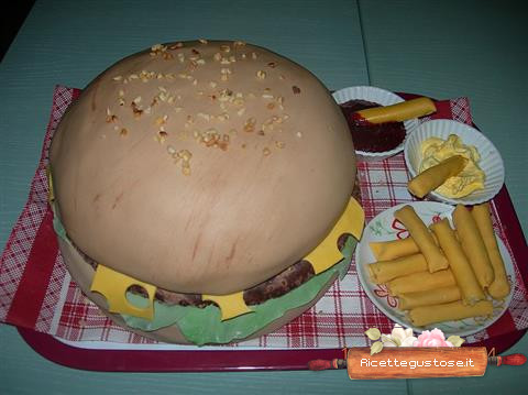 torta decorata panino con hamburger e patatine