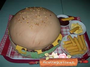 Torta panino con hamburger e patatine fritte