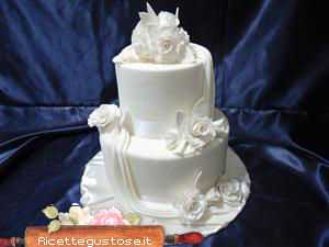 torta rose bianche e drappi pasta di zucchero