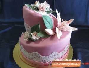 Torta wonky con rose e lilium in gum paste