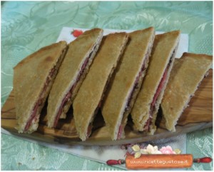 schiacciatina semi di lino pecorino e mortadella di pecora