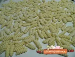 gnocchetti sardi - malloreddus ricetta base facile