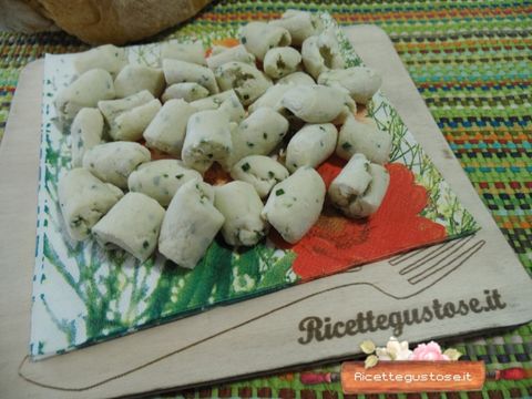 gnocchi di pane raffermo con aglio di palude