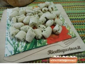 gnocchi di pane all'aglio  ricetta