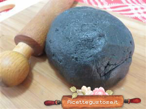 pasta frolla al carbone vegetale o carbone attivo