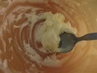 Montare il burro con lo zucchero