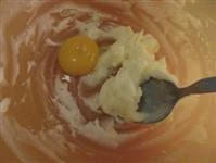 Aggiungere il tuorlo nella crema di burro