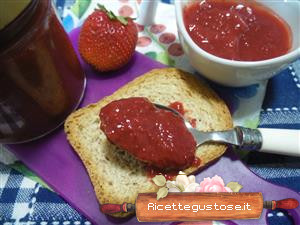 Marmellata di fragole light allo stevia