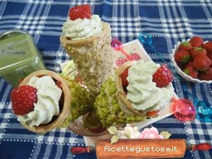coni al cioccolato fragole e pistacchio