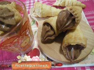 coni di pasta sfoglia e nutella ricetta