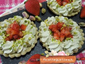 crostatine al grano arso fragole e pistacchio 
