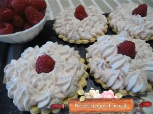 crostatine lamponi e cioccolato bianco