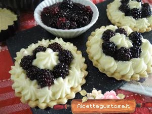 crostatine con le more e cioccolato bianco