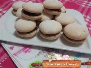 foto di macarons con mrmellata di melagrana