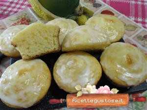 Muffins allo yogurt glassati al limoncello