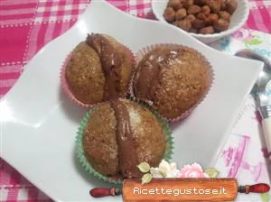 pesche dolci alle nocciole  farcite con panna e nutella