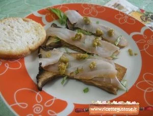 funghi cardoncelli piastra di sale e storione affumicato