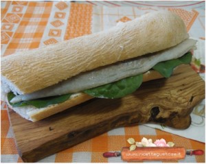 panino con branzino cotto su piastra di sale spinacio rosso del malabar