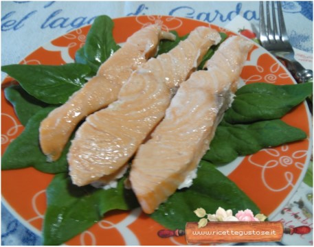 salmone su piastra di sale con spinaci nuova zelanda