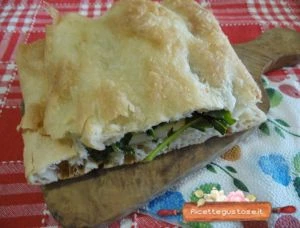 pizza bianca farcita con salame alle noci e caciotta di bufala
